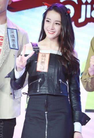 迪丽热巴穿搭吸睛，是继承杨幂，发际线的人！