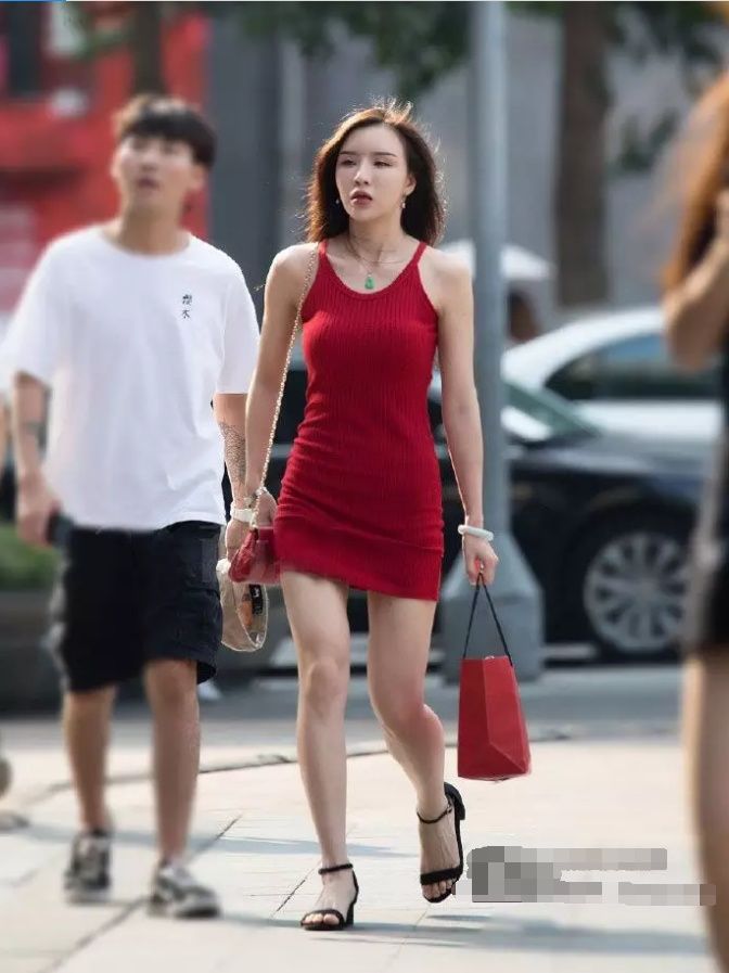 街拍:红色吊带连衣裙小姐姐，超魅力!
