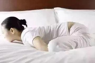 睡前趴10分钟，堪比跑步1小时，肚子平了、腰也细了