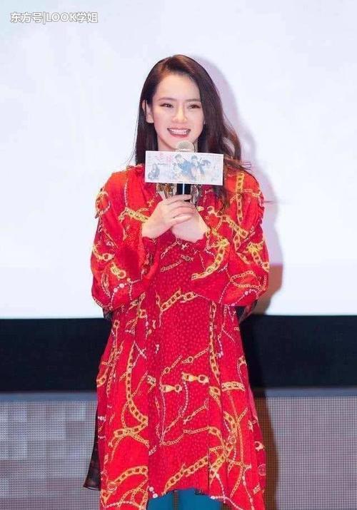 戚薇为了博眼球太拼了，高跟鞋穿丝袜里面，网友：红配绿辣眼睛