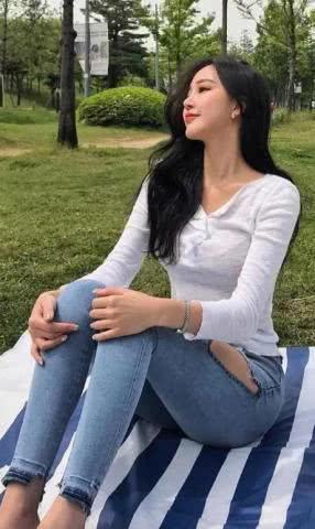 街头牛仔裤美女的美丽，曲线动人，让人难以忘记