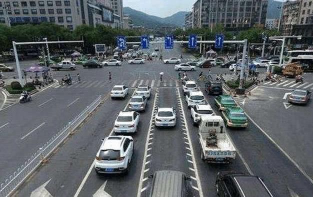 不认识这5种路标的人，开车上路，两本驾照都不够扣！