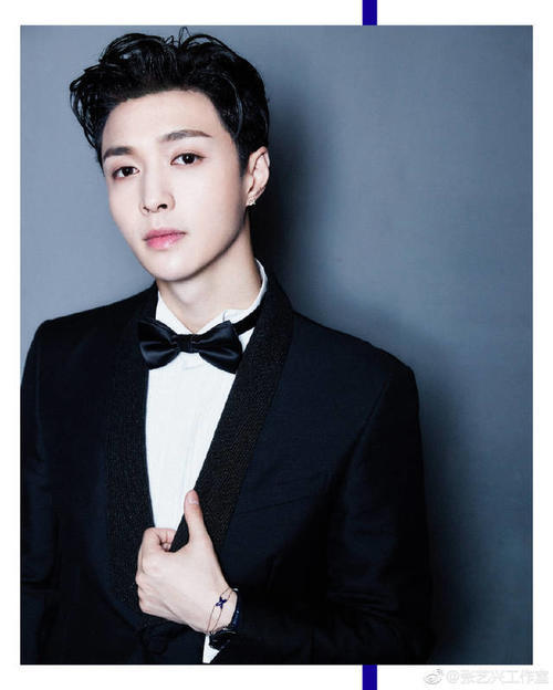 27岁张艺兴走出国门纪念经典，西装领结俊俏十足，网友：闷声干大