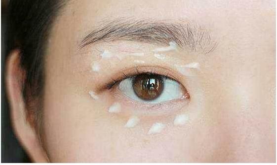 护肤时,涂眼霜是在第几步?很多女人不懂,总在