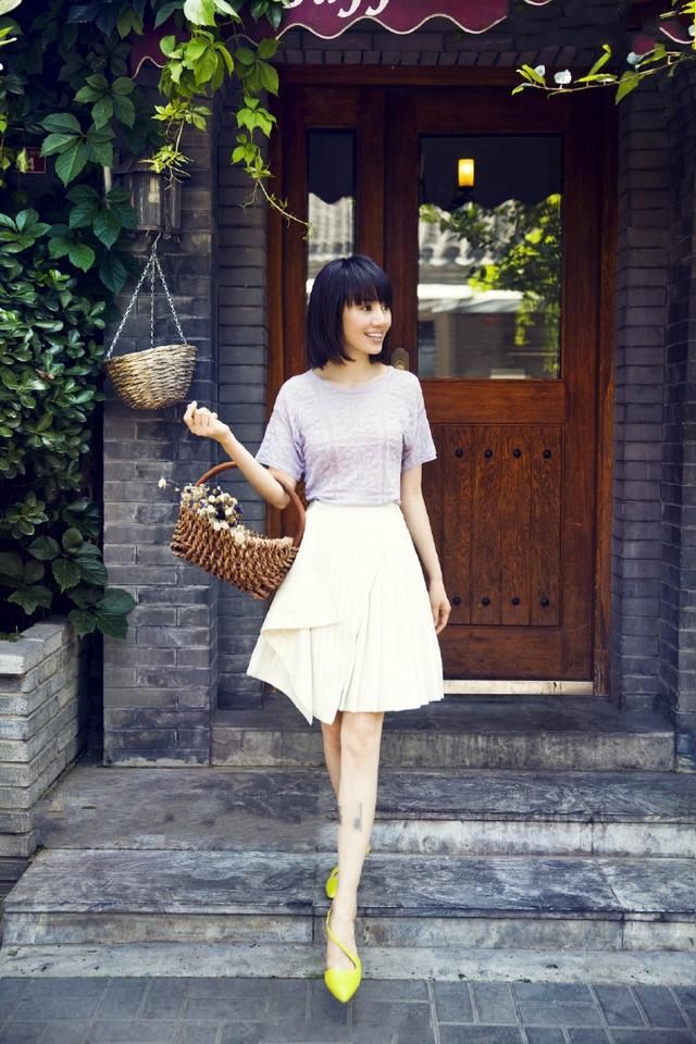 袁泉终于开窍，穿A字裙配尖头鞋，瞬间从41岁嫩回21岁！