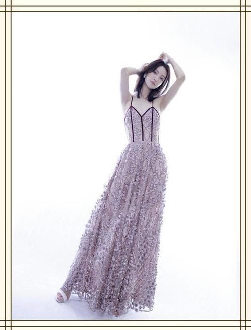 看了金晨的吊带裙，再看江疏影，才知道干瘦和苗条的差距有多大！