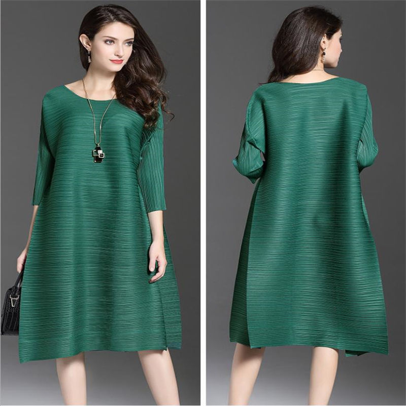 53岁老婆穿这“孔雀绿”秋裙,高贵轻盈巧减龄,没人敢喊:大妈