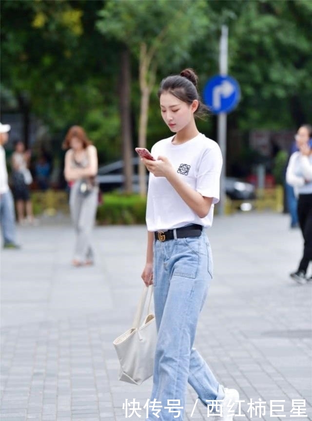  『气质』牛仔裤时髦又减龄呈现女人魅力，能展现出你优雅的时尚品位