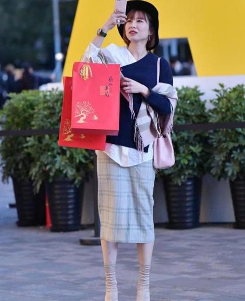  『风采』街拍：沉鱼落雁的美女，一条墨绿色连衣裙，时尚气质风采