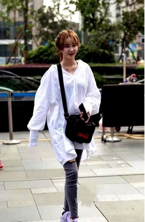  『面带微笑』街拍：面带微笑的小姐姐，休闲牛仔裤搭配一字肩上衣，充满青春活力