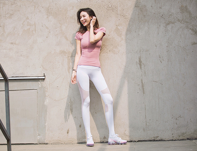 黑色打底裤美女，凹凸有致的身姿，迷人的微笑，尽显熟女魅力！