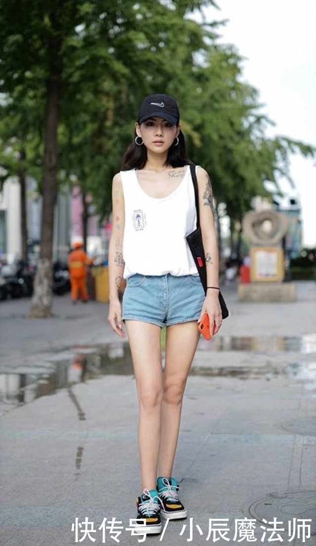 『时尚女生』路人街拍,小姐姐穿大v领的格纹连衣裙,更显轻盈和灵秀