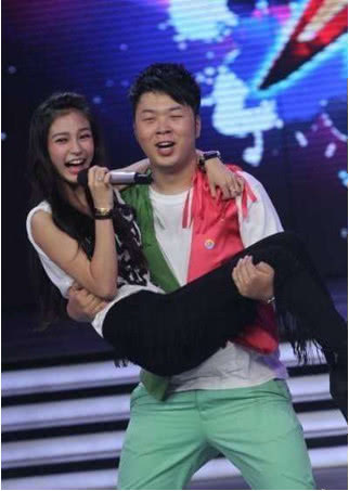 5位抱过杨颖的男星,图一衣服差点掉了,最后一