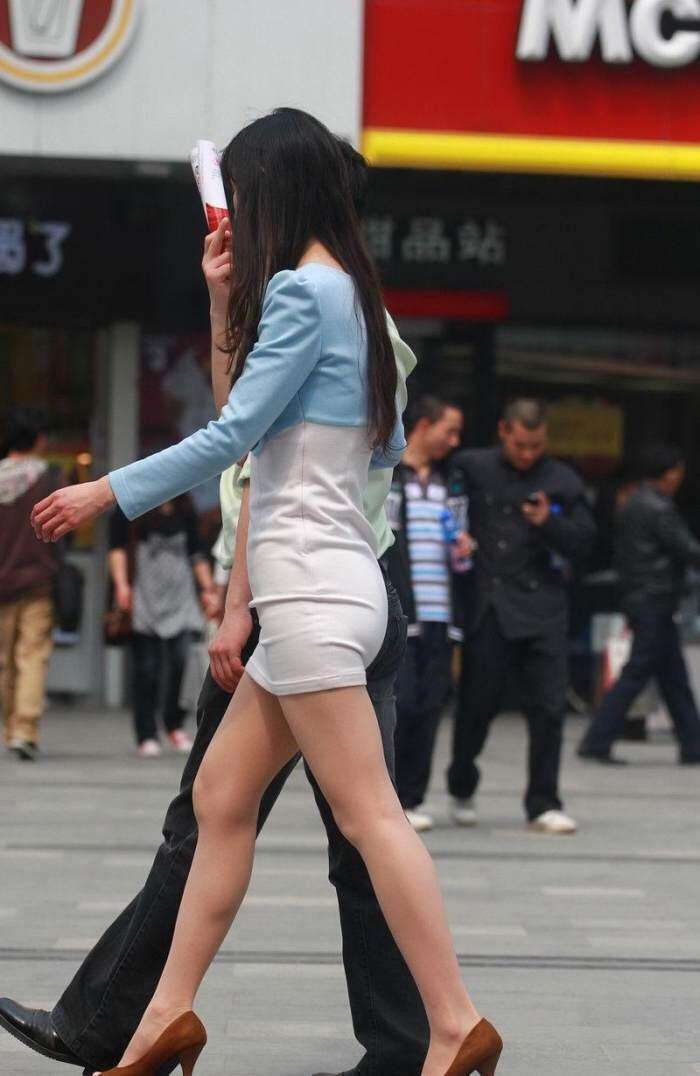 街拍: 包臀裙的少妇,勾勒紧致好身材