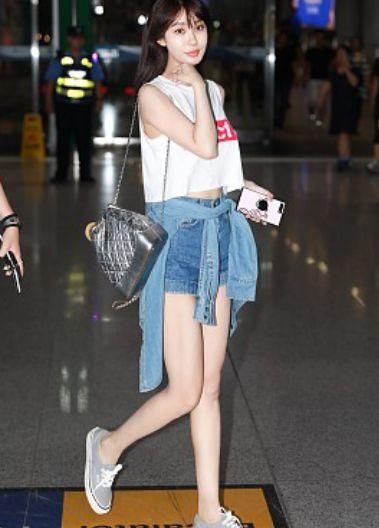 什么叫做遮不住的大长腿？李菲儿把外套绑在腰上，看完我沉默了！