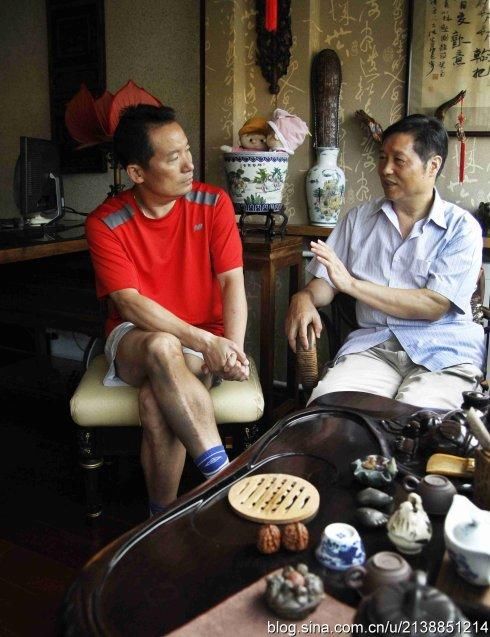 刘震云做慈善遭铲屎官呛，网友:刘裤子一有负面就做好事，伪君子