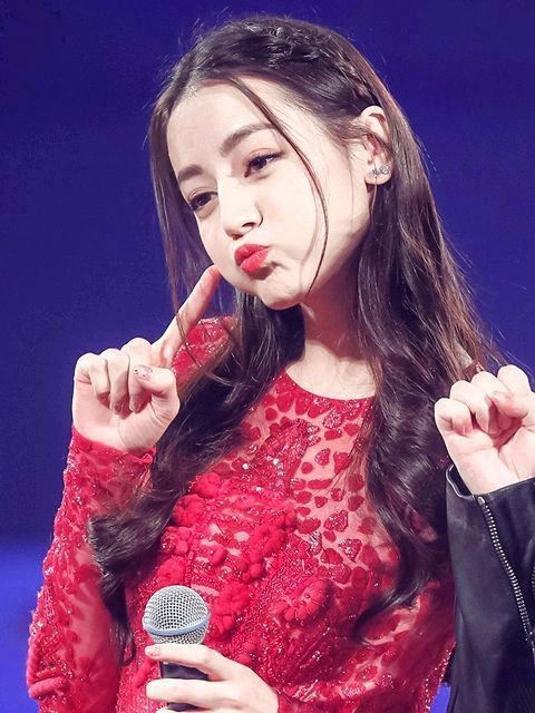 迪丽热巴关晓彤同嘟嘟嘴!而关晓彤的这一细节