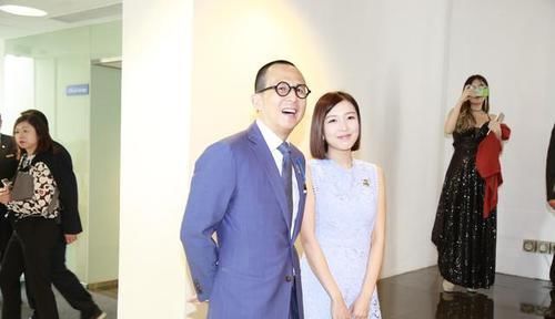  蕾丝：李泽楷女友郭嘉文，一袭水蓝蕾丝短裙知性优雅，气质堪比阔太甘比