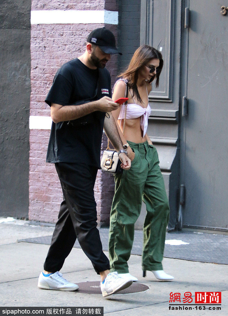 超模艾米丽穿白色抹胸出街性感撩人