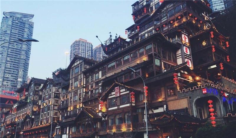 重庆“网红”景点，人声鼎沸美女云集，游客：简直是“男性天堂”