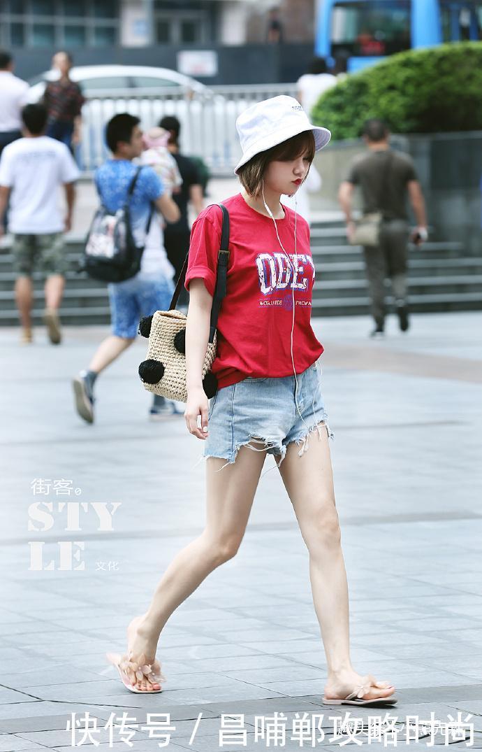 路人街拍:穿性感的吊带紧身裙长发小姐姐,不穿丝袜都可以这么美!