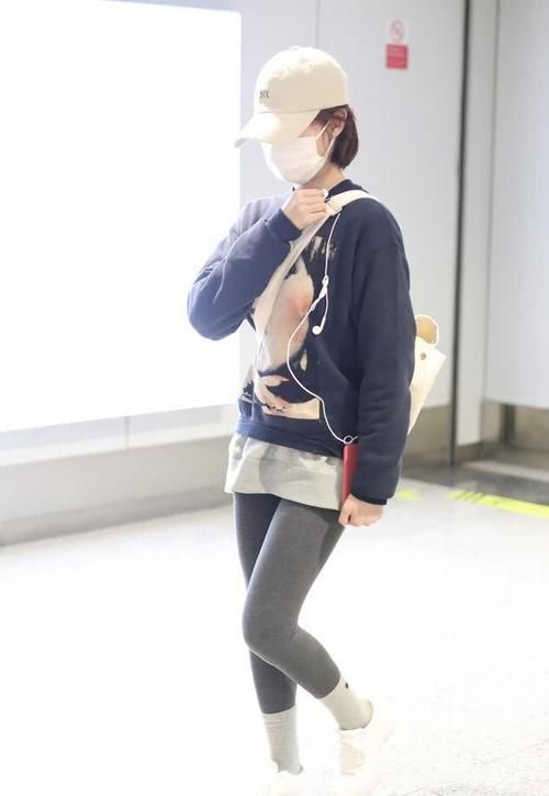  #深蓝色#李子璇真是太潮了，打底裤外穿搭配印花卫衣，一般人学不来