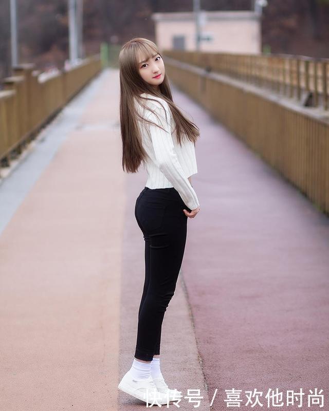 曲线漂亮的紧身裤美女，一举一动都那么洒脱