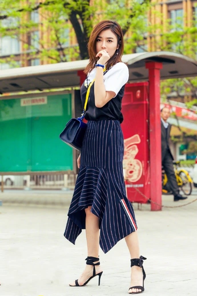 秦岚太疯狂了，短裤短到大腿根，网友：中间那块布好像帮她剪掉