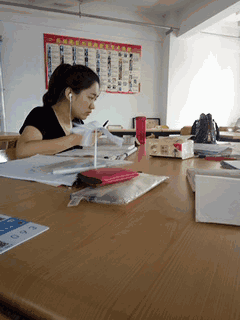 「差距」搞笑GIF：这大概就是爱情吧，身高差距不重要