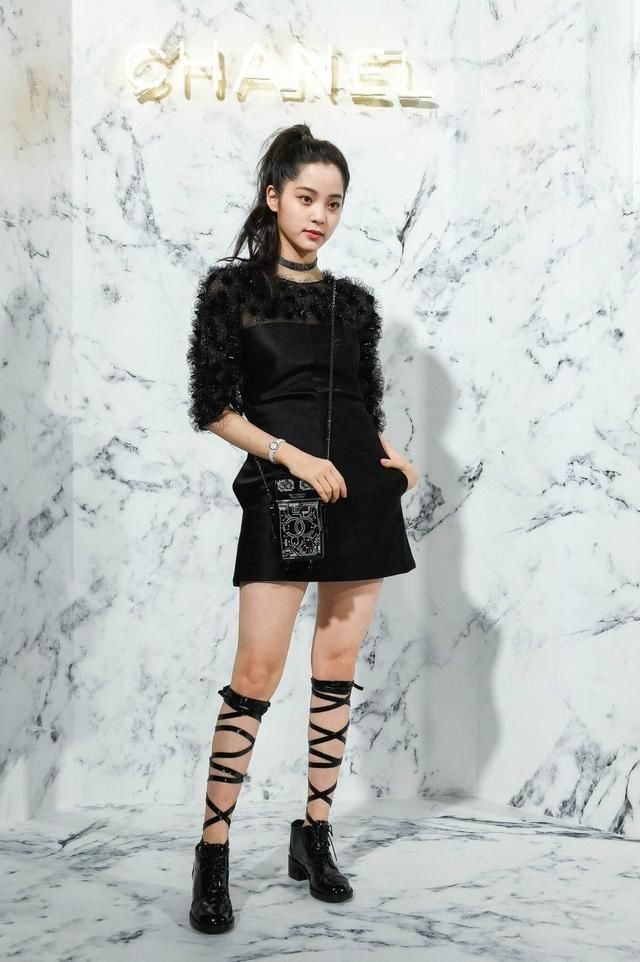 欧阳娜娜为博眼球真够拼的，网友:小腿勒这么紧，不疼吗?