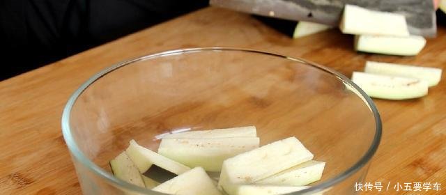  『辣椒』炒茄子时，直接下锅就大错特错，多加这一步，不费油，好吃不油腻！