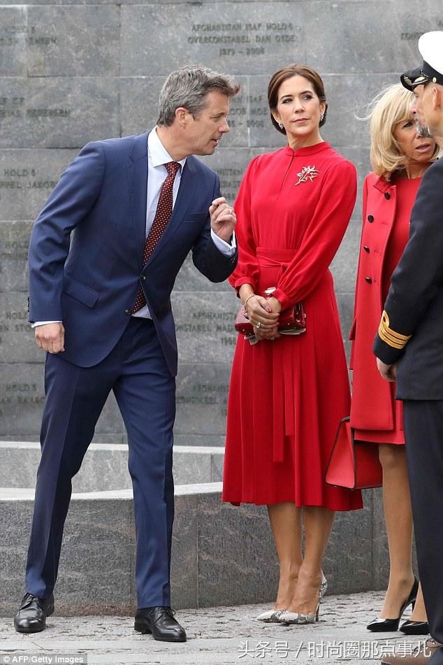 丹麦王储妃与法国第一夫人同框，都穿大红色，网友:年轻真好