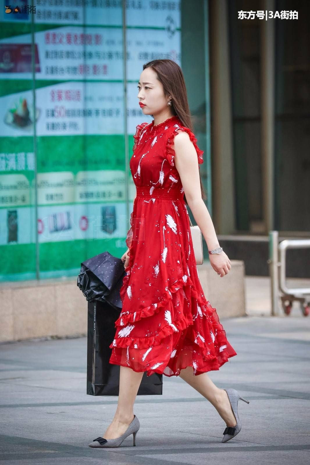 北京街拍:夏日两朵“红玫瑰”，大方迷人pk优雅冷艳，你选哪个