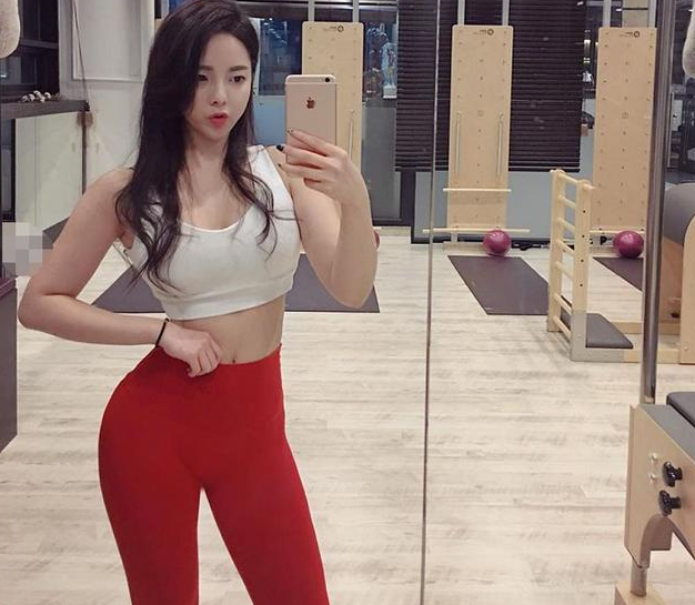 十分漂亮的紧身打底裤美女，展现女神气质，令人羡慕！