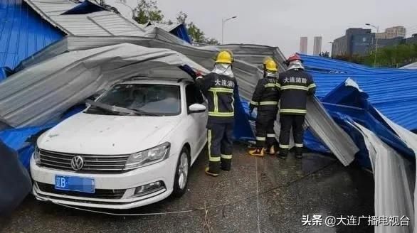 「行驶」惊悚！行驶中的轿车被狂风掀飞的房顶砸中