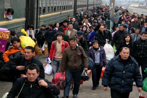  「火车」中国人口众多，为什么不推行双层火车呢？看完长见识了