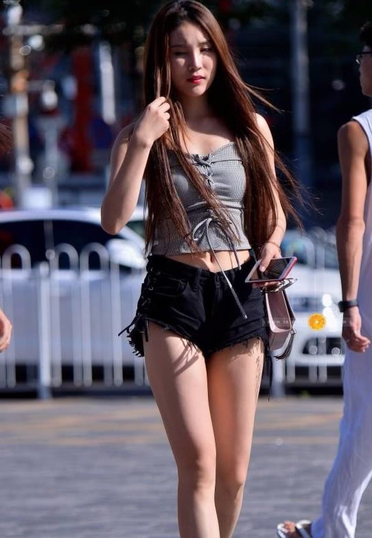 时尚小姐姐姐妹花牛仔短裤穿出曼妙身姿，看了简直让人hold不住啊