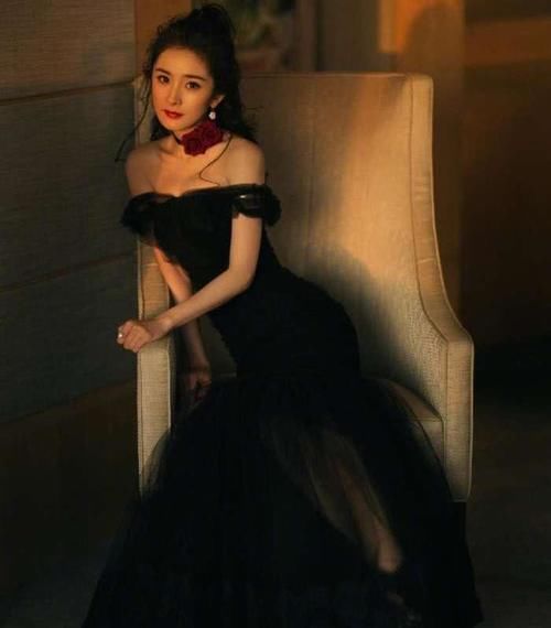 赵丽颖短发黑裙迷人又复古,baby大秀性感好身材!