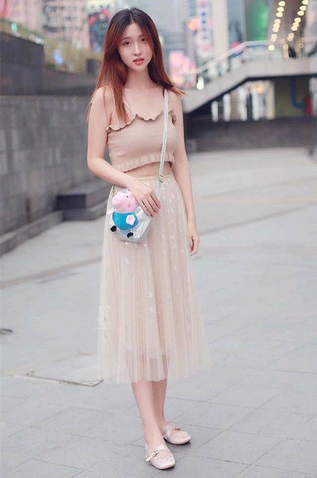 街拍 闺蜜时尚清凉风的穿搭参考，一道清凉盛夏的靓丽风景