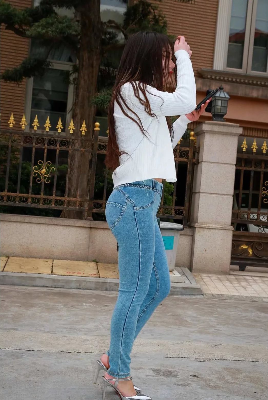 微胖女神,超紧牛仔裤穿出饱满的线条,轻撩秀发,女人味儿十足