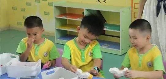 「负面影响」为了不输在起跑线,早早送孩子上幼儿园,带来负面影响父母了解吗