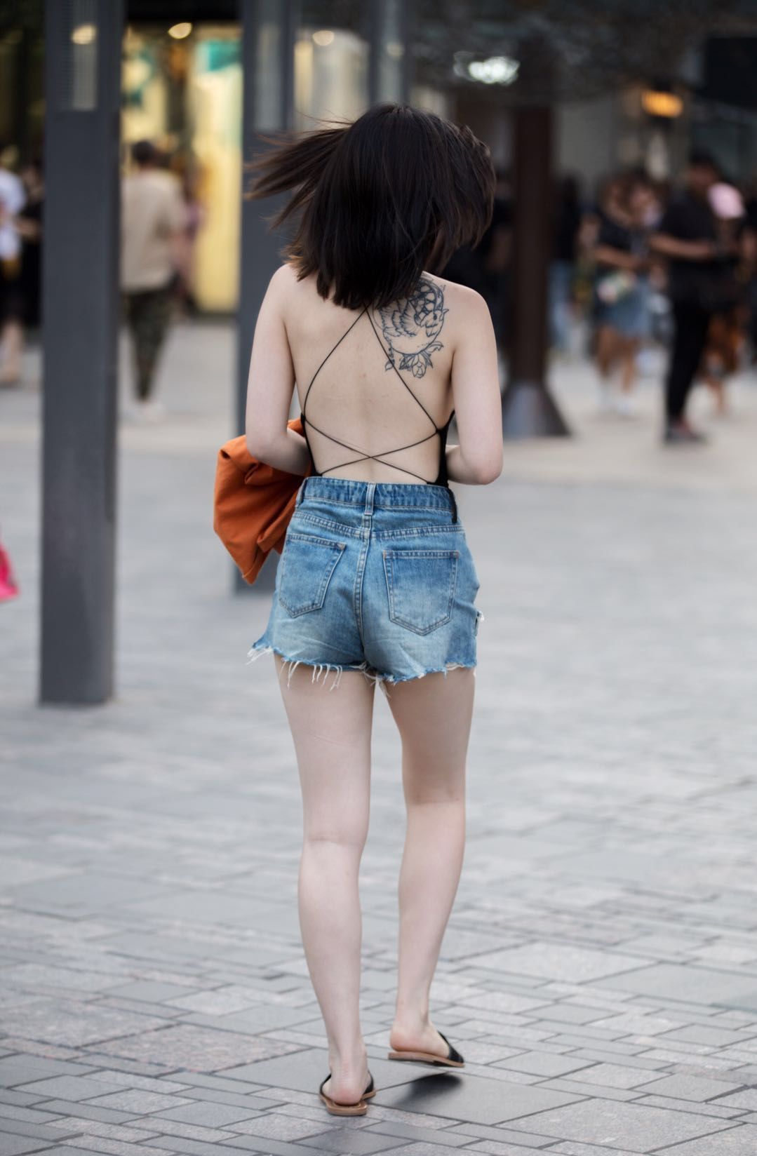 三里屯街拍美女,纹身悄然成为穿搭配饰!网友:我又out了啦?