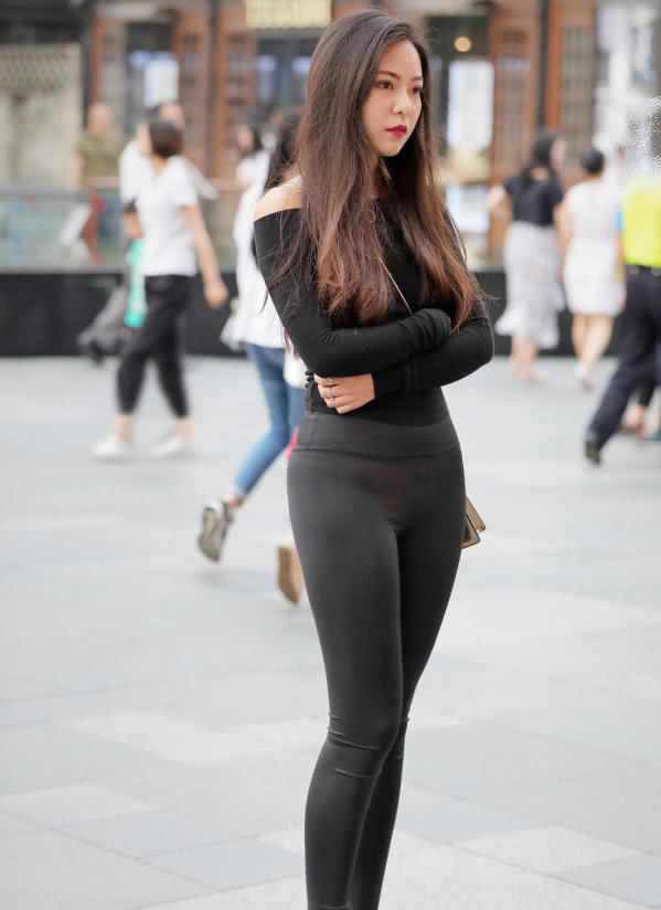 气质小姐姐黑色弹力裤到处都是勒痕，高颜值怎么拍都是美