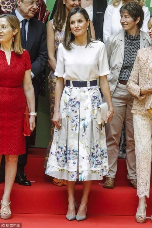 穿出优雅夏日风，我听这位西班牙王后的