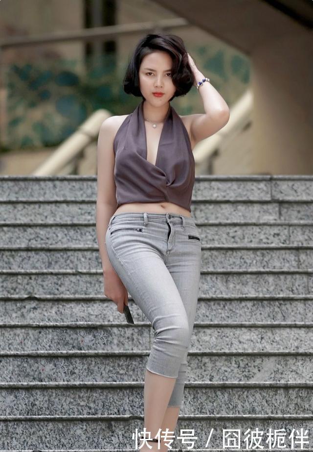 『姑娘』街拍相同装扮的漂亮姑娘,下装选择了短裤和长靴,时尚感十足
