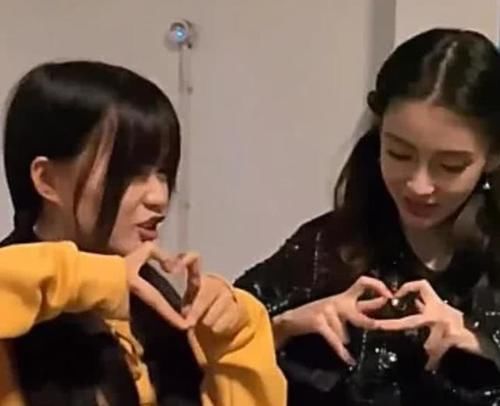 杨颖@七阿姨采访杨颖,为蹭热度故意不开滤镜,哪知暴露杨颖真实颜值