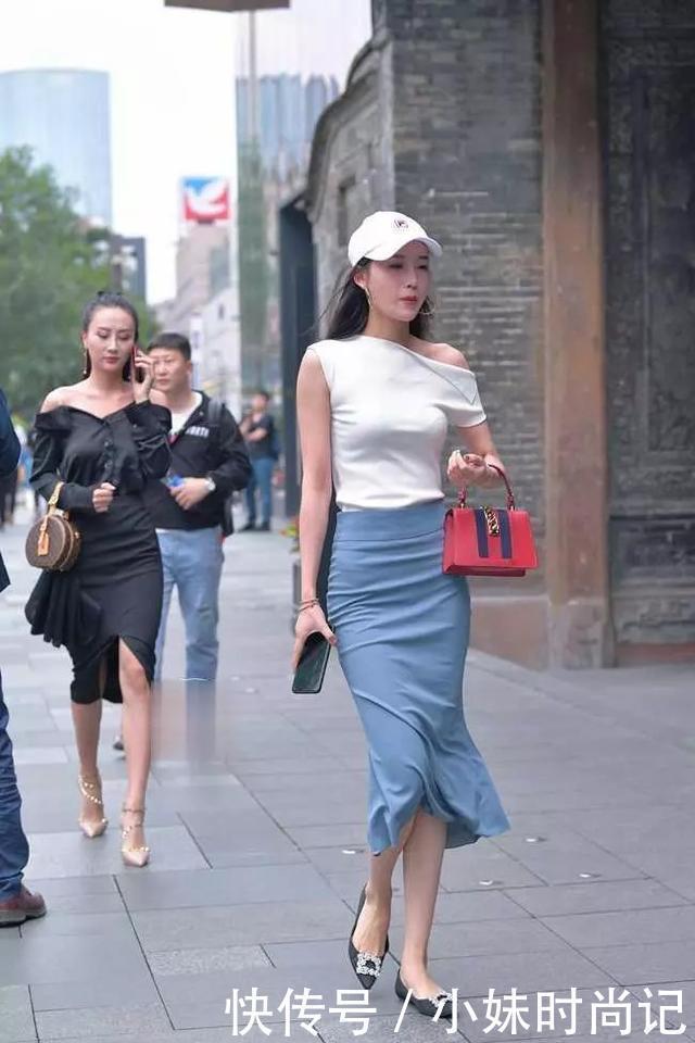 简直|街拍:小姐姐这条裙子简直穿出了仙女的感觉!