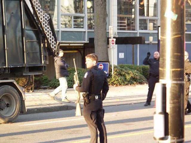  『报警』司机发现车顶异样，往上面一瞅报警求助带家伙，警察来后直接开枪