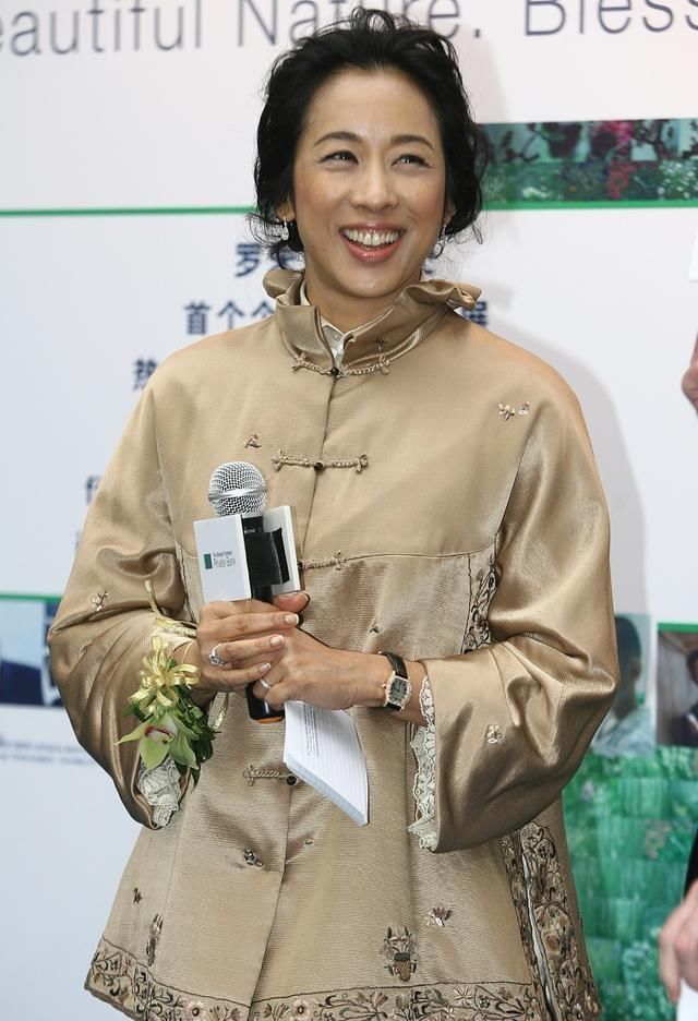 [天生]郭晶晶婆婆真是天生“贵妇脸”，穿卡其色唐装亮相，挡不住贵气感