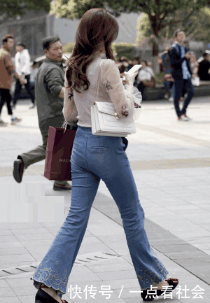 时尚姐姐穿上了牛仔裤，路人大叔要为她照个相，养眼！